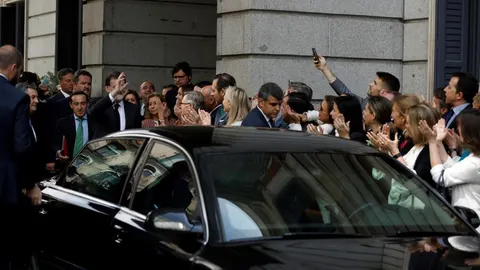 El presidente del Gobierno, Mariano Rajoy, sale del Congreso, tras el debate de la moción de censura presentada contra él por el PSOE. / Efe