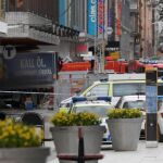 El camión del atentado de Estcolmo acabó empotrado en un centro comercial
