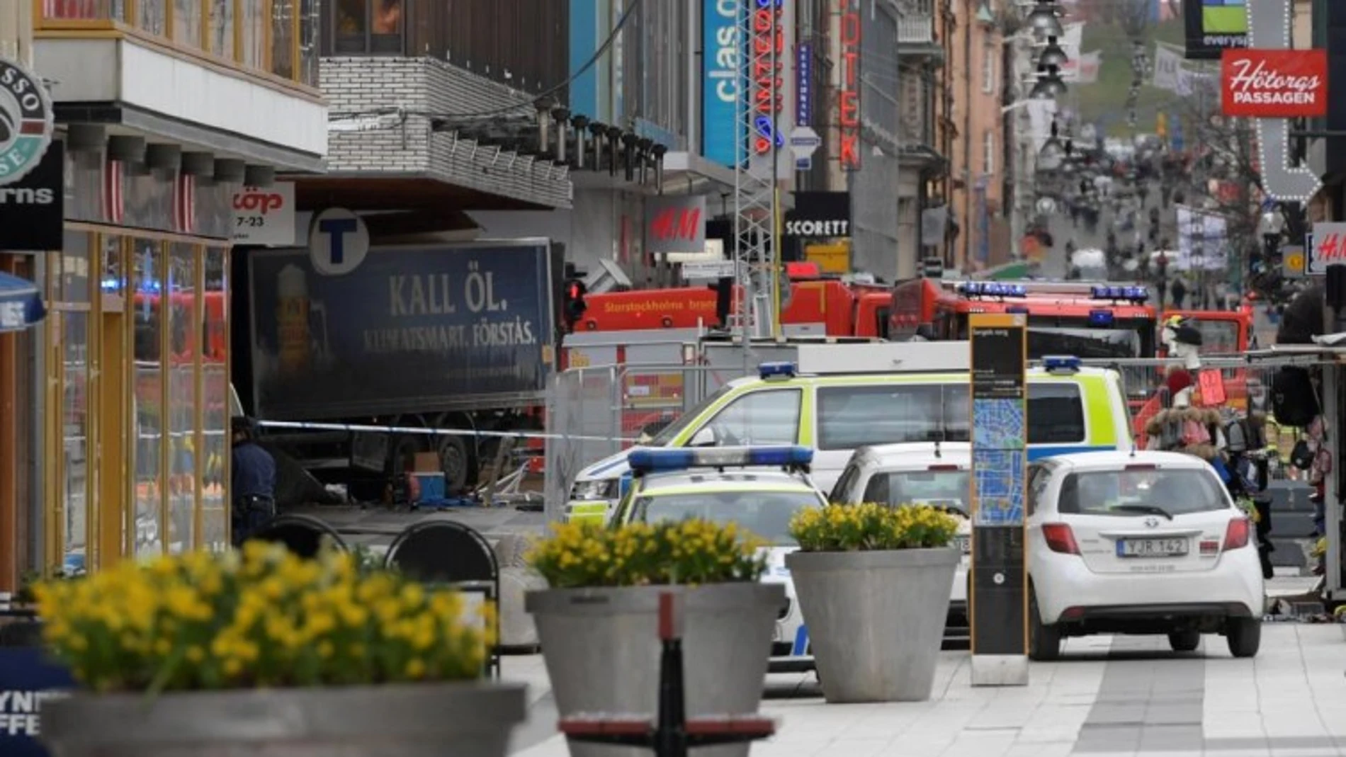 El camión del atentado de Estcolmo acabó empotrado en un centro comercial
