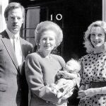 Margaret Thatcher presentó a su nieto en la puerta de Downing Street