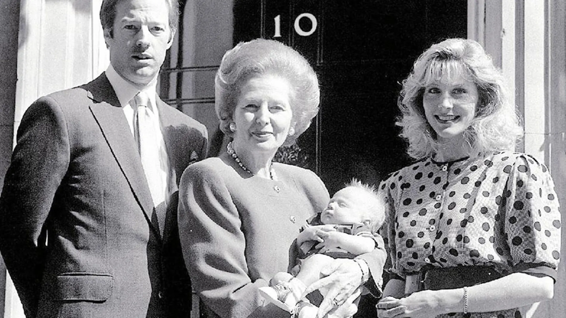 Margaret Thatcher presentó a su nieto en la puerta de Downing Street