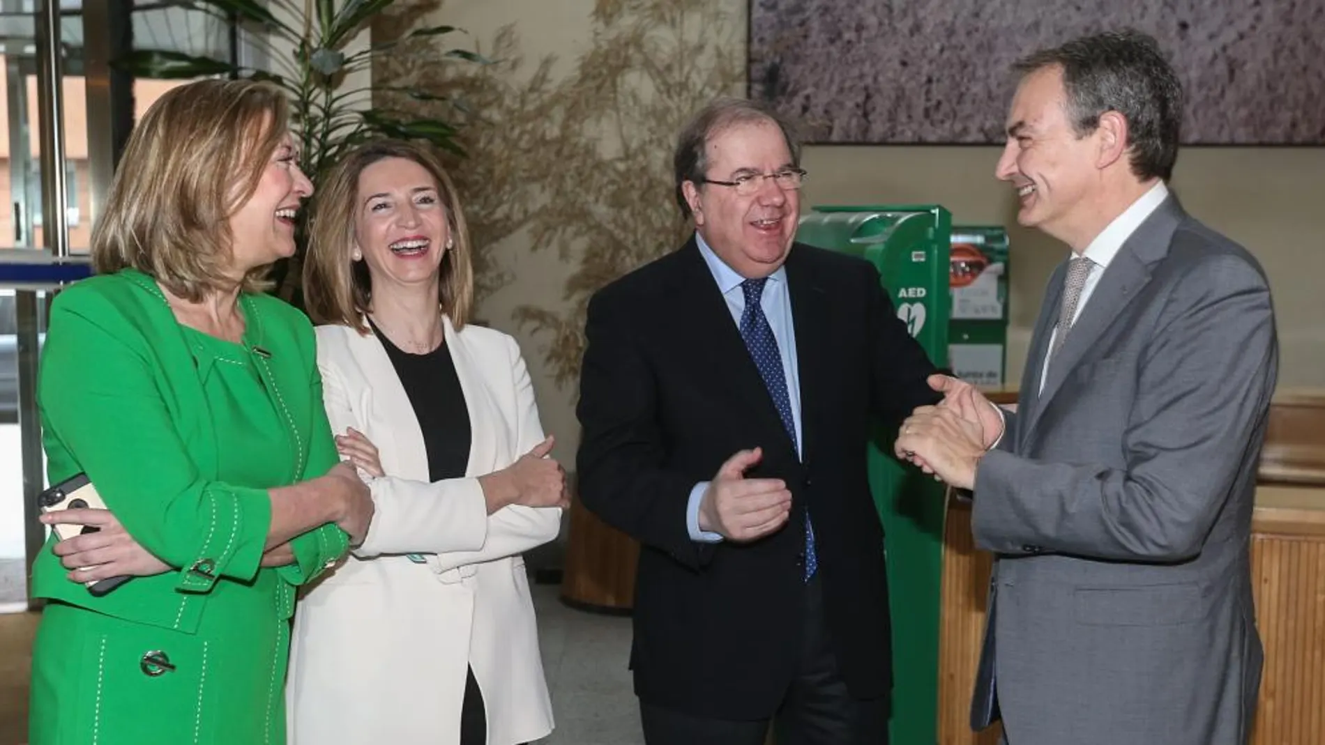El presidente Juan Vicente Herrera, junto a José Luis Rodríguez Zapatero y las consejeras Alicia García y Pilar del Olmo, momentos antes de iniciarse las jornadas en Valladolid