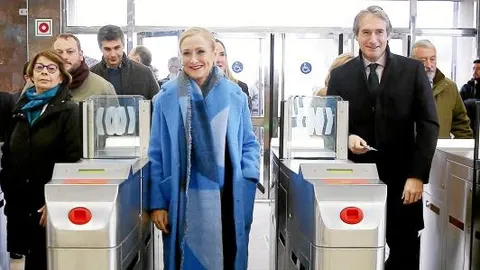 Íñigo de la Serna y Cristina Cifuentes, ayer, durante el acto de inauguración de la nueva estación de Cercanías Mirasierra-Paco de Lucía