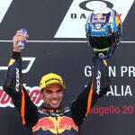 Oliveira celebra el triunfo en Italia