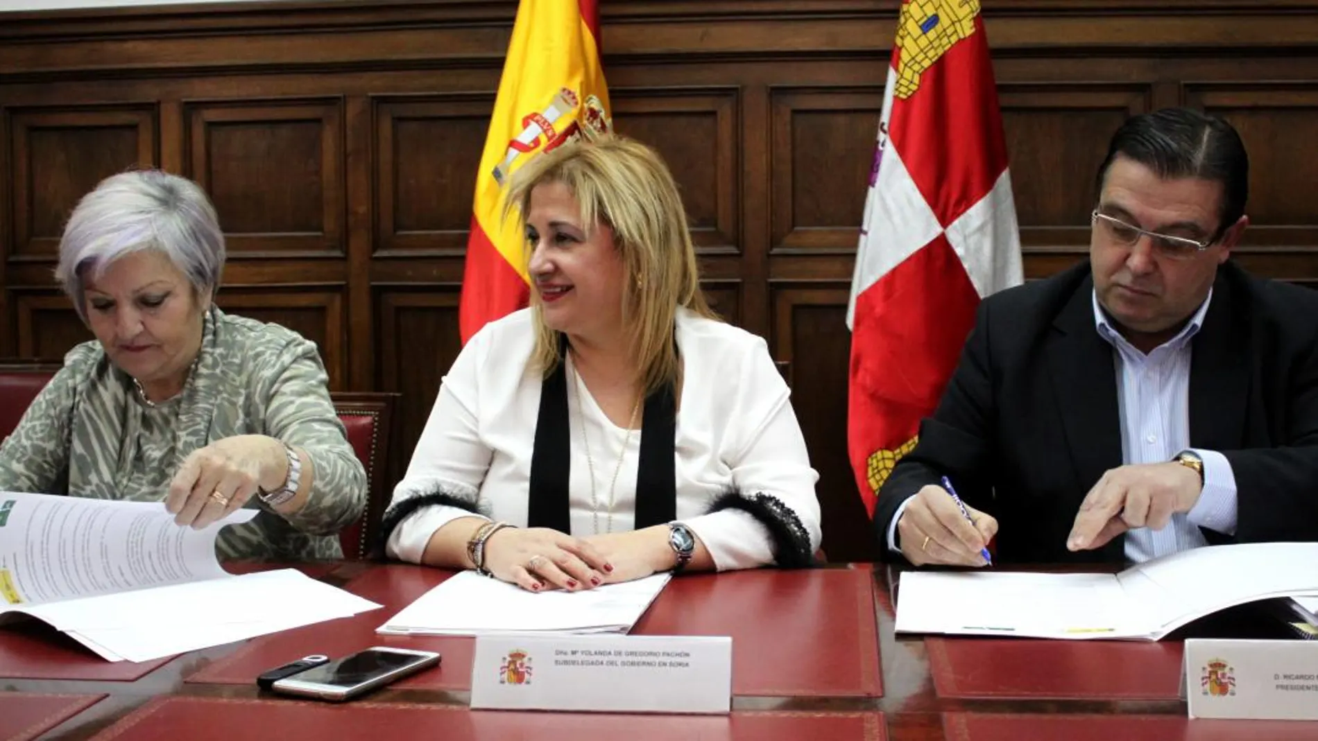 Carmen Balfagón, directora general del Imserso; Yolanda de Gregorio, subdelegada del Gobierno en Soria; y Ricardo Martínez, presidente de Fadess, durante la firma del protocolo de colaboración