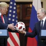Putin regaló a Trump el balón oficial que se utilizó en el partido final del campeonato del mundo / Foto: Ap