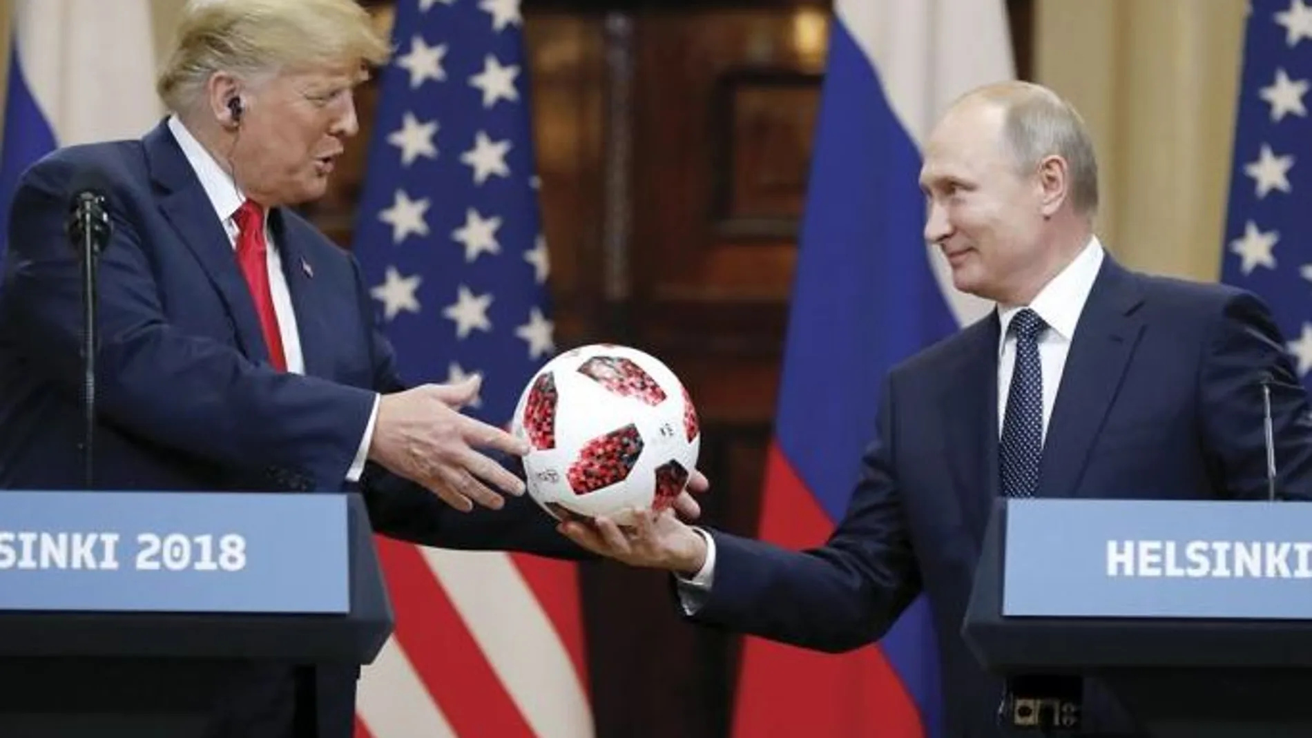 Putin regaló a Trump el balón oficial que se utilizó en el partido final del campeonato del mundo / Foto: Ap