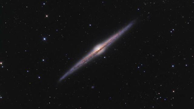 NGC 4565, una galaxia espiral que se estima que está a entre 30 y 50 millones de años luz de distancia de la Tierra. Sus características son similares a las de la Vía Láctea