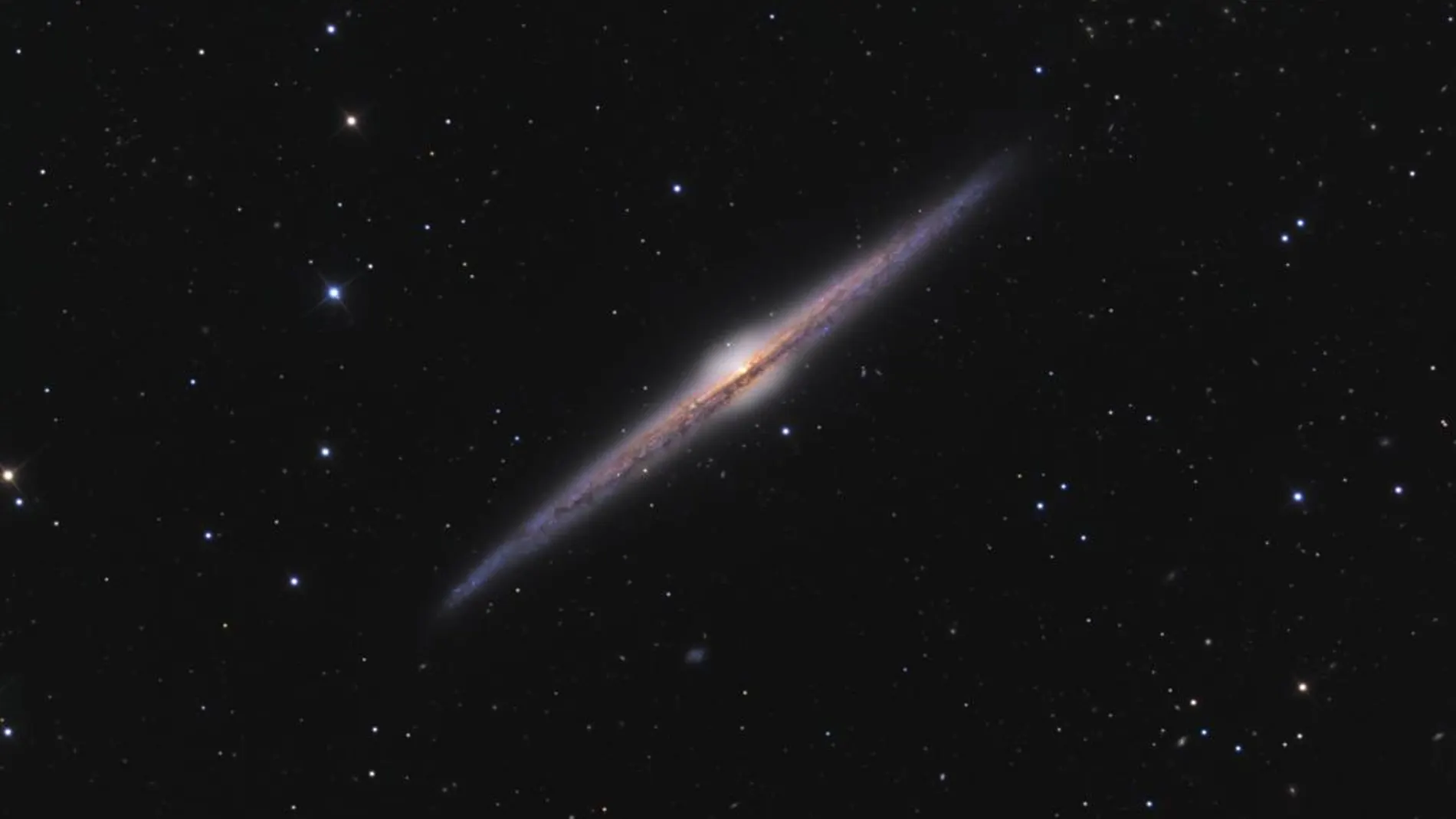 NGC 4565, una galaxia espiral que se estima que está a entre 30 y 50 millones de años luz de distancia de la Tierra. Sus características son similares a las de la Vía Láctea