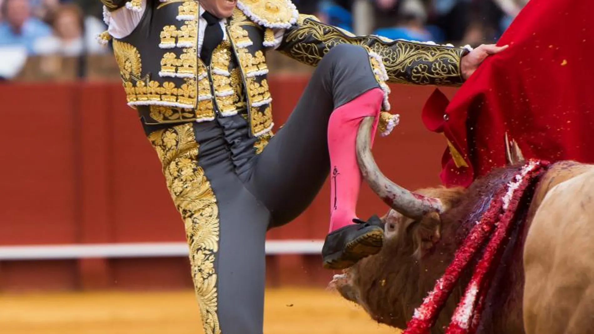 Instante de la doble cornada que sufrió, ayer, el valenciano Román en su primer toro