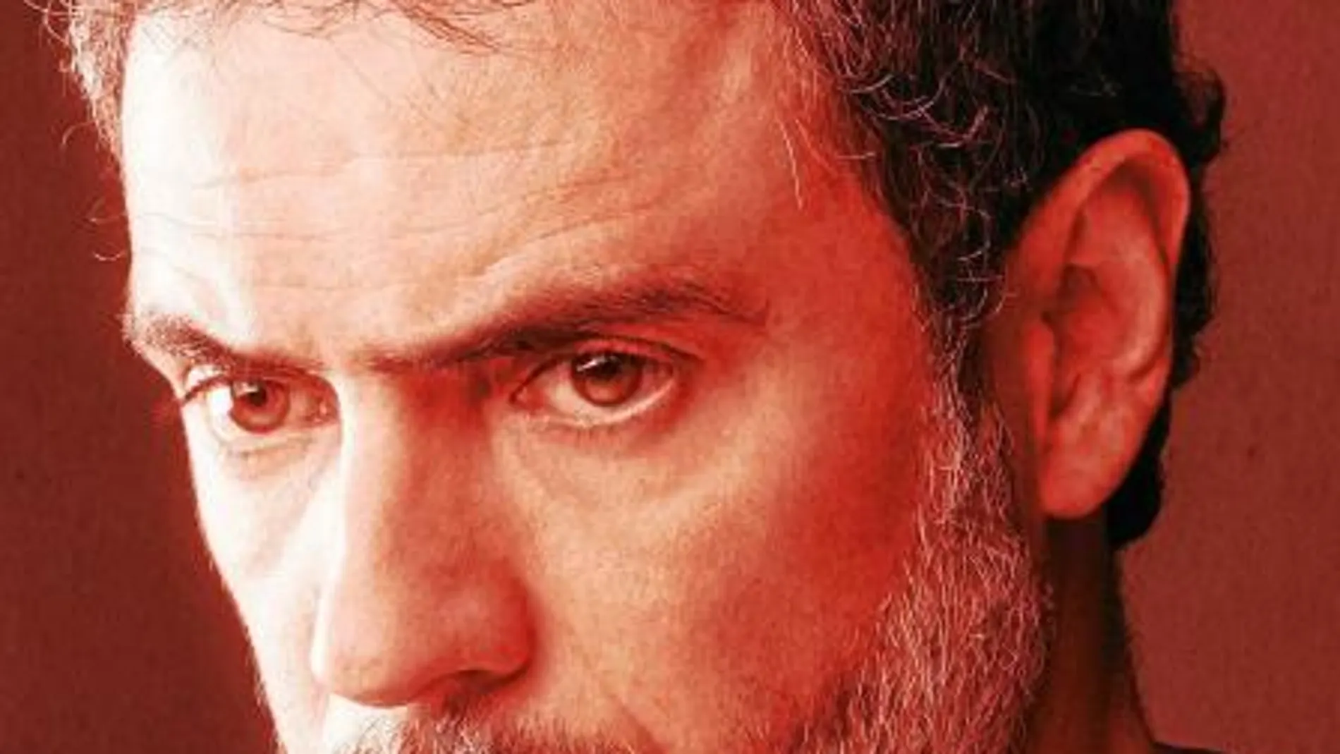 Julio Manrique se pone en la piel del Rey Edipo, un personaje «que arranca como un héroe, que se cree capaz de responder a las necesidades y demandas de su pueblo, pero que acaba cayendo en el más hondo de los agujeros», asegura