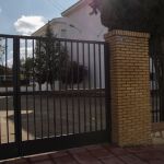 Puerta del colegio donde estudiaban los presuntos agresores y la víctima/Efe