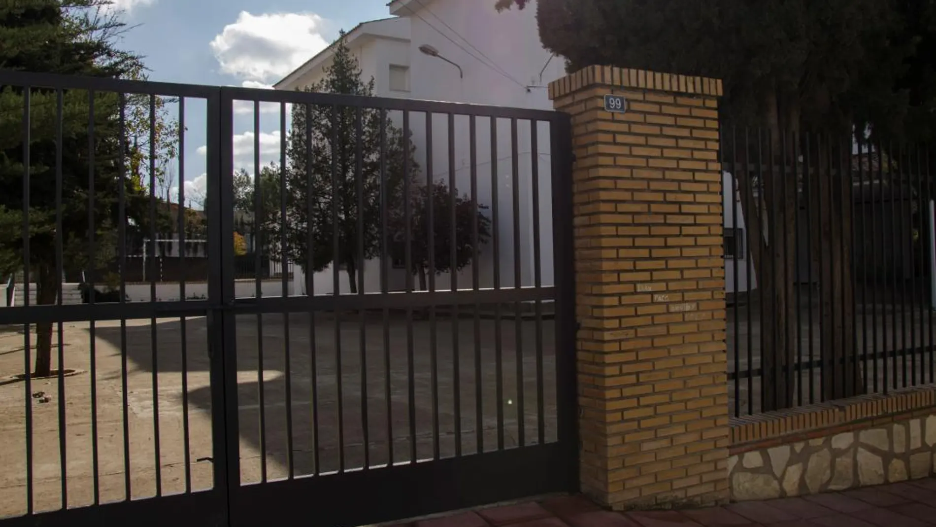 Puerta del colegio donde estudiaban los presuntos agresores y la víctima/Efe