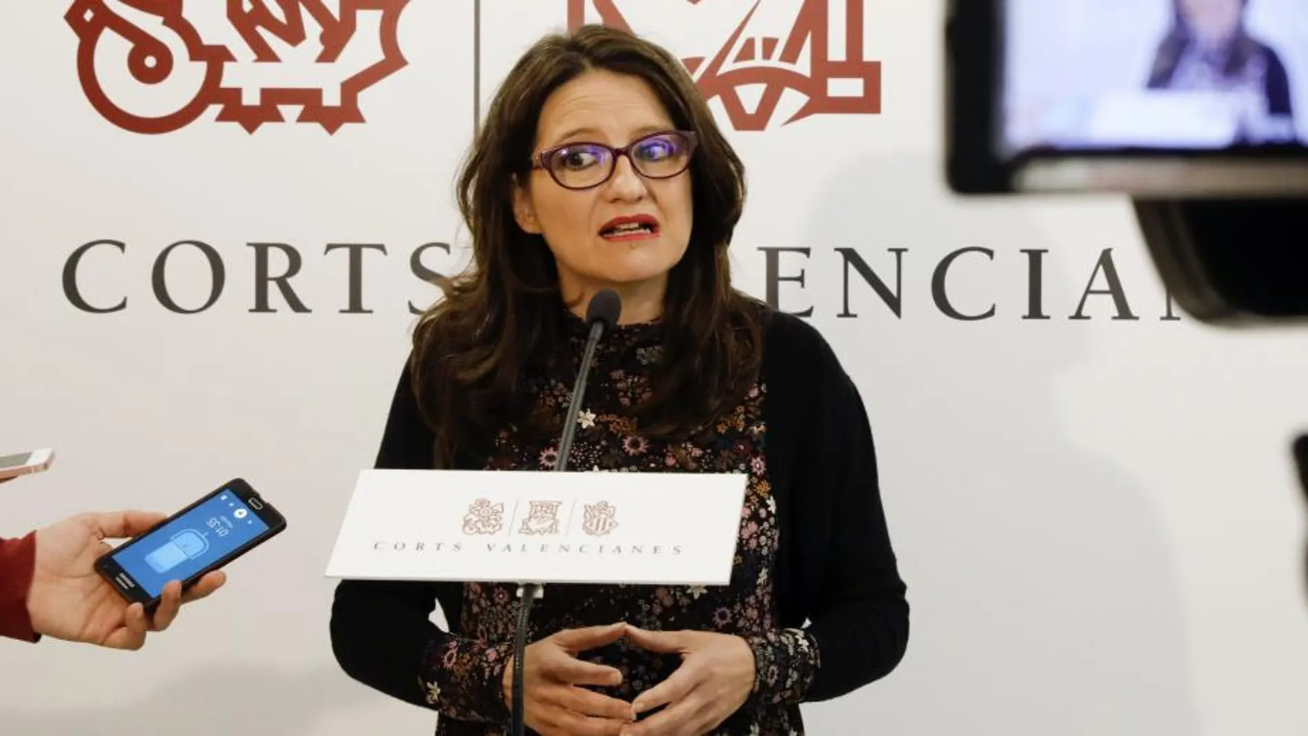 Mónica Oltra compareció ayer ante los medios de comunicación en el trascurso del pleno de Les Corts que estudiaba la modificación de la Ley del Consell Jurídic Consultiu