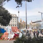 La acampada en la plaza Cataluña cumple ya dos meses, y en ella conviven colectivos bastante heterogéneos, como independentistas que quieren proclamar la república catalana, y también gente sin hogar