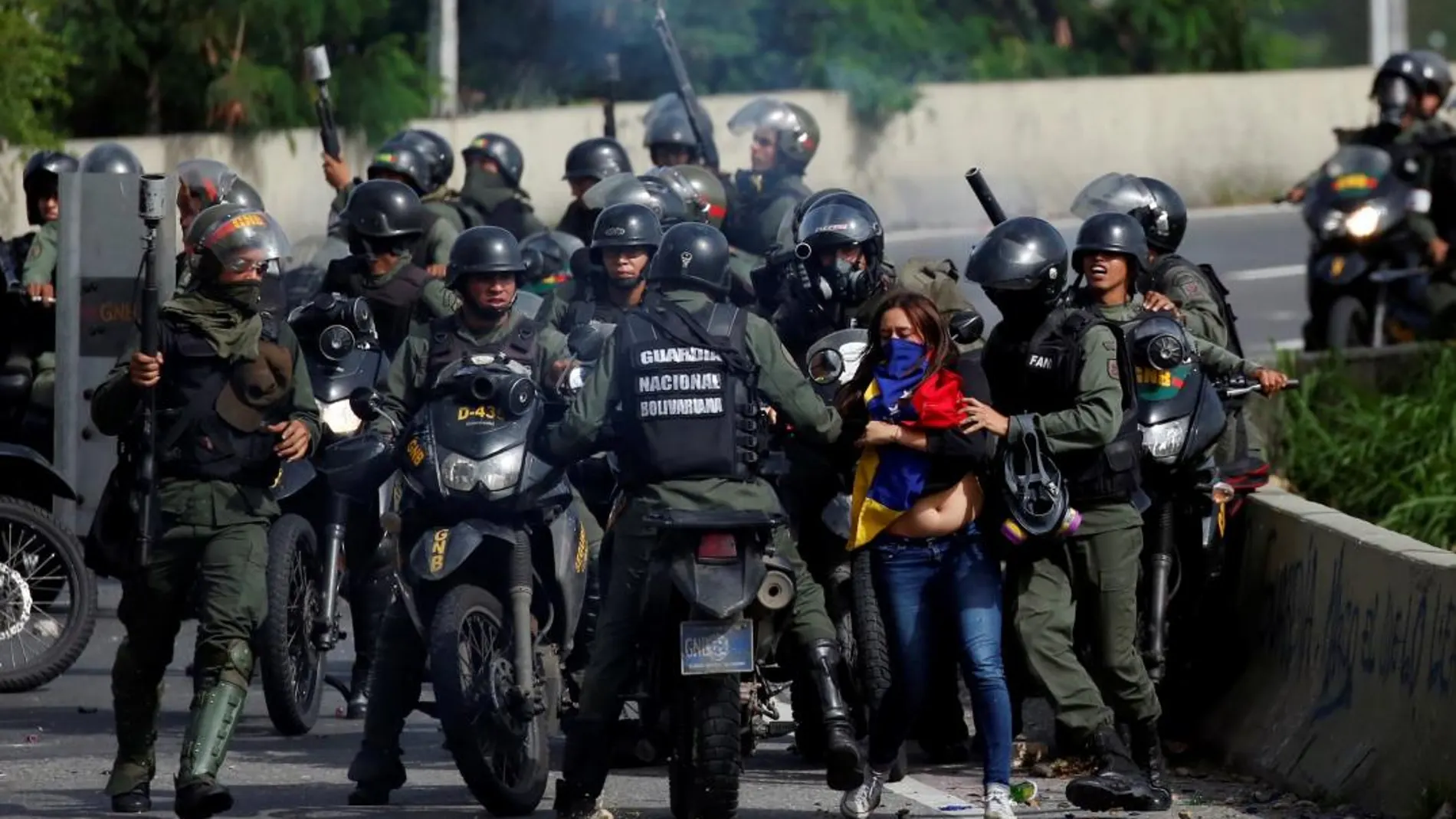Fuerzas de seguridad detienen a un manifestante en Caracas, Venezuela, el pasado mes de julio