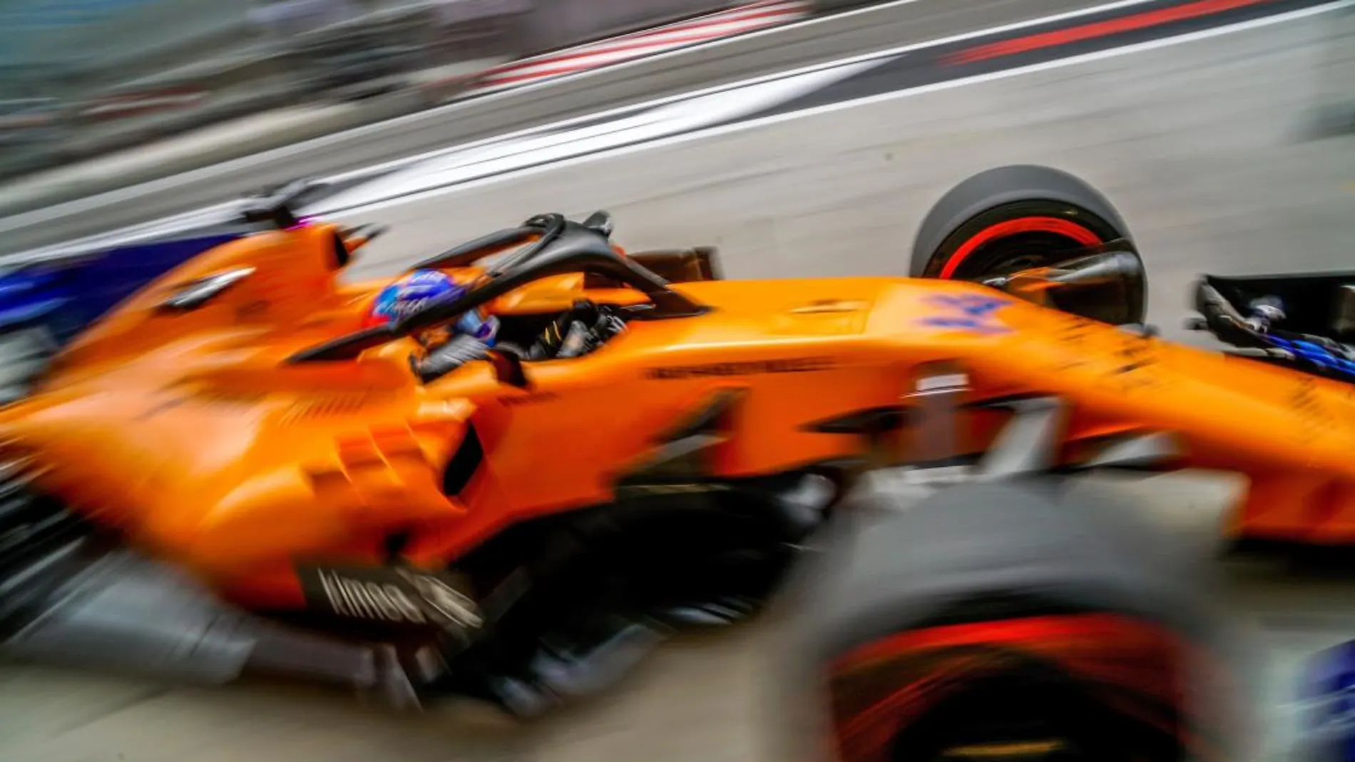 El piloto español de Fórmula Uno Fernando Alonso de la escudería McLaren participa en un entrenamiento para el Gran Premio de Baréin en el circuito Sakhir