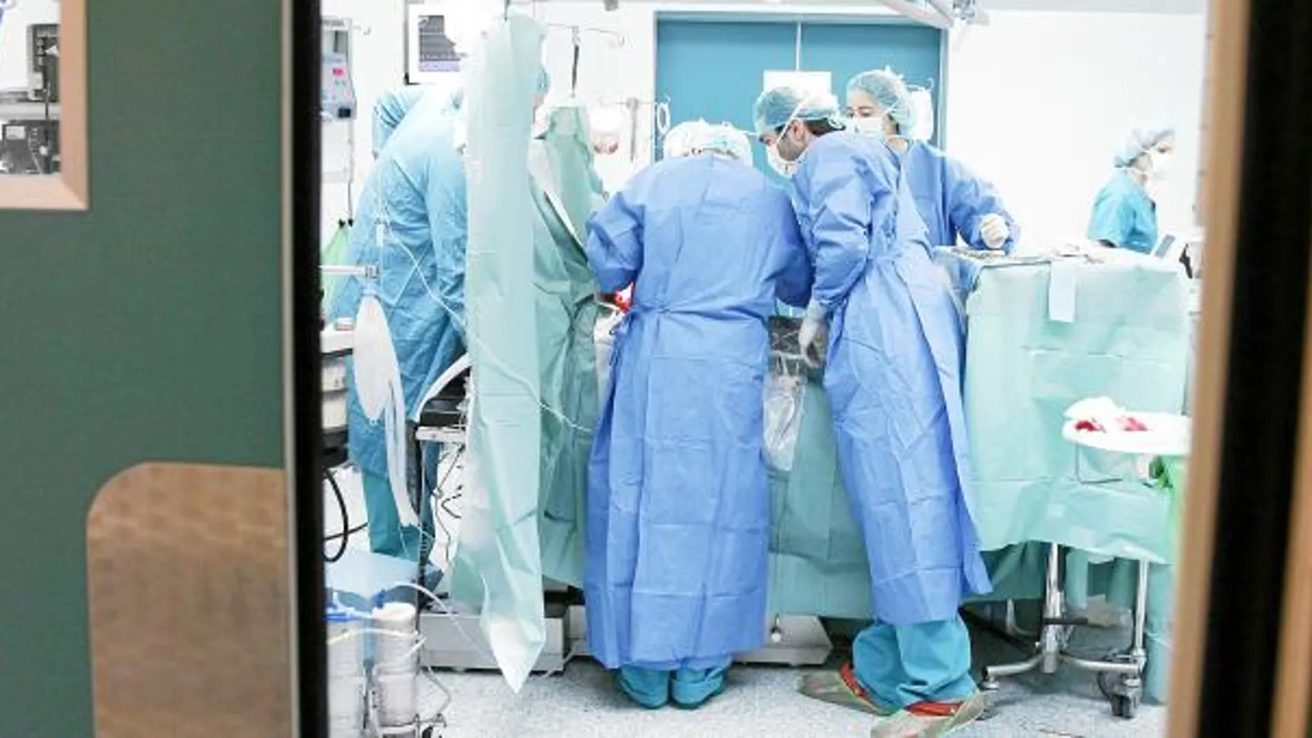 La Consejería de Sanidad se marca como objetivo contener en 150 días la espera máxima para entrar en el quirófano