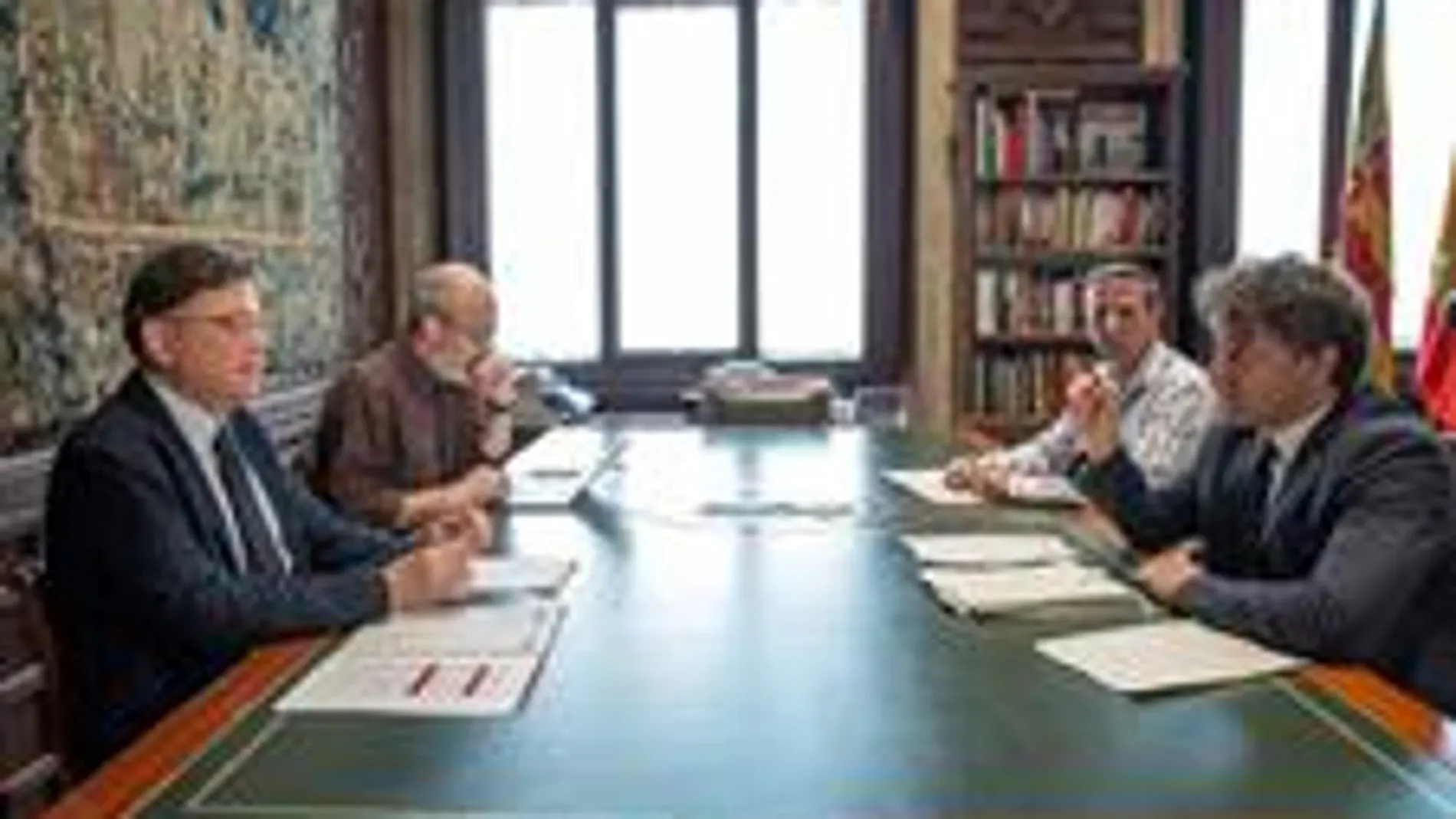 El presidente Puig, frente al secretario autonómico de Turismo, Francesc Colomer, en la reunión que mantuvieron ayer (EFE)