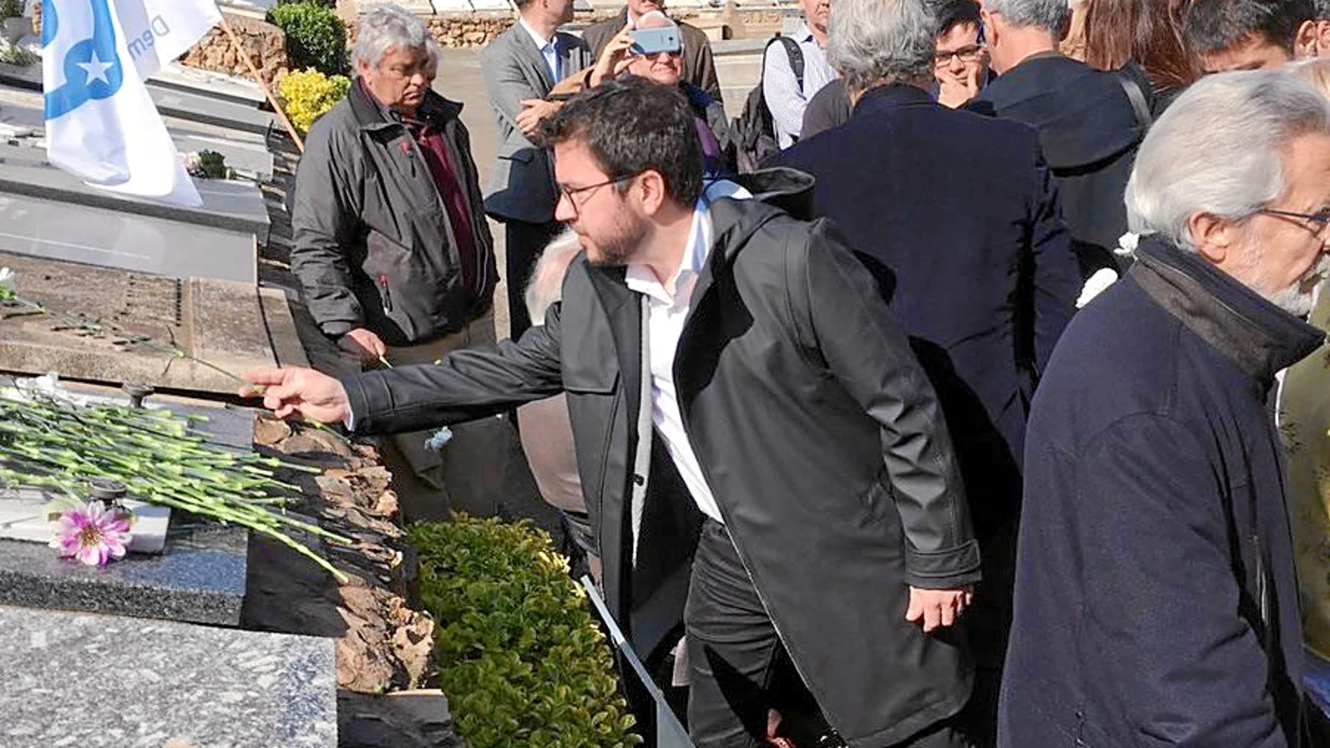 Los asistentes al acto celebrado en una céntrica plaza de Reus iban ataviados con todo tipo de banderas y símbolos