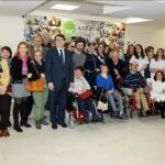 Alfonso Fernández Mañueco junto al presidente de Aspace Salamanca, Jesús Alberto Martín, familiares y voluntarios
