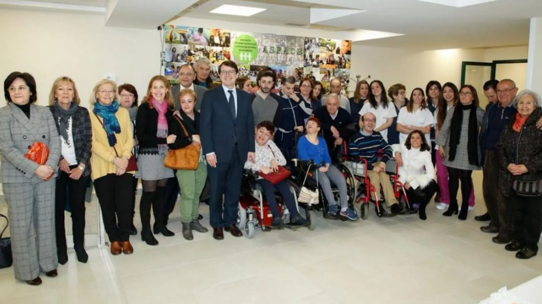 Alfonso Fernández Mañueco junto al presidente de Aspace Salamanca, Jesús Alberto Martín, familiares y voluntarios