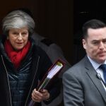 La primera ministra británica, Theresa May, abandona el número 10 de Downing Street para dirigirse a la sesión de control en el Parlamento en Londres (Reino Unido) hoy