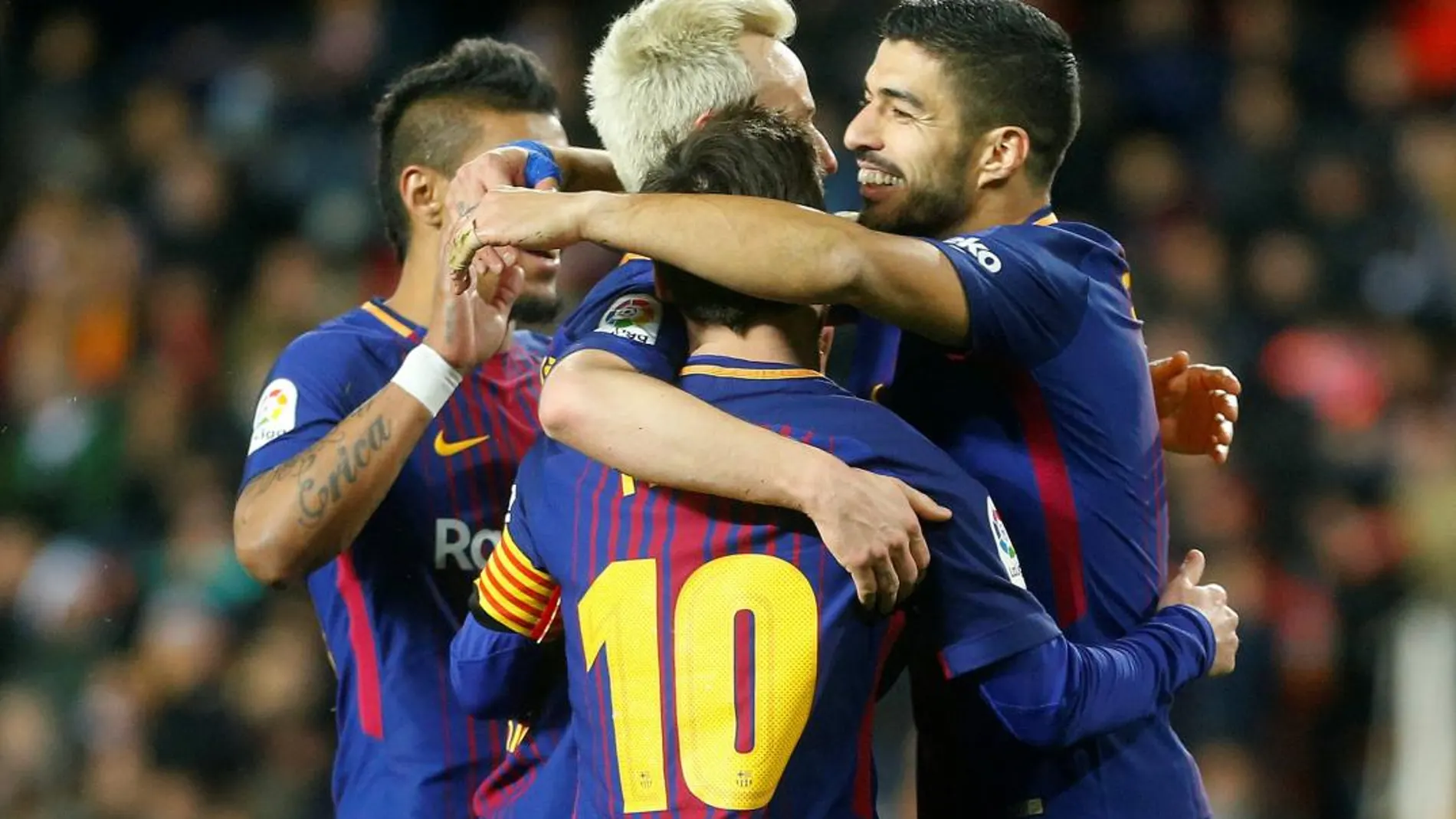 Los jugadores del Barça celebran uno de los dos goles anotados al Valencia