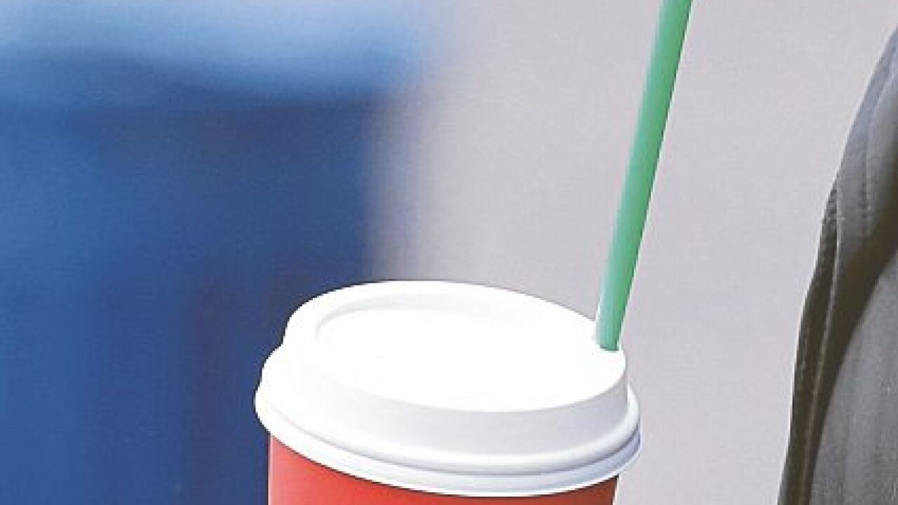 トランプは、SIP液体のためにプラスチックストローに戻ることを命令することで課します