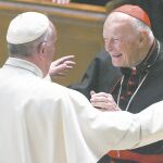 El Papa Francisco recibió en 2015 al cardenal emérito Thedore McCarrick en la Catadral de San Mateo Apóstol, en Washington
