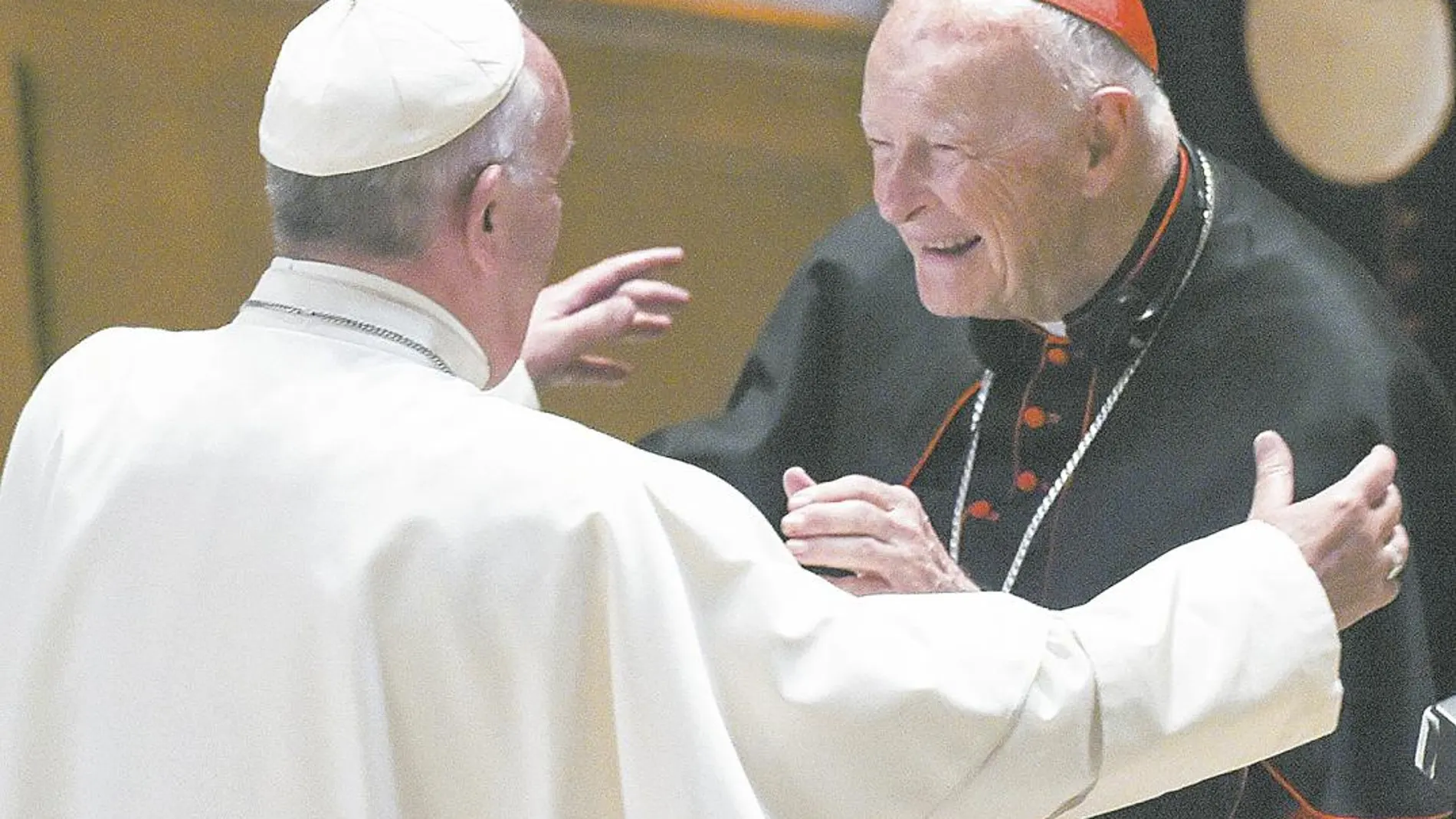 El Papa Francisco recibió en 2015 al cardenal emérito Thedore McCarrick en la Catadral de San Mateo Apóstol, en Washington