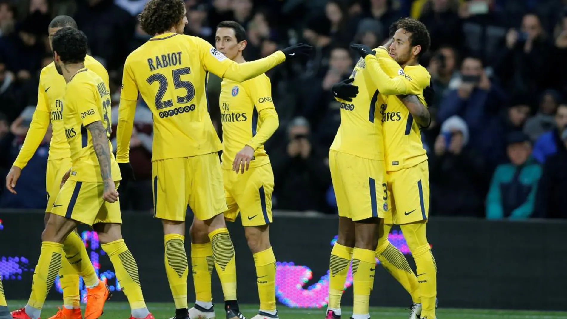 El brasileño Neymar celebra el gol con sus compañeros del PSG