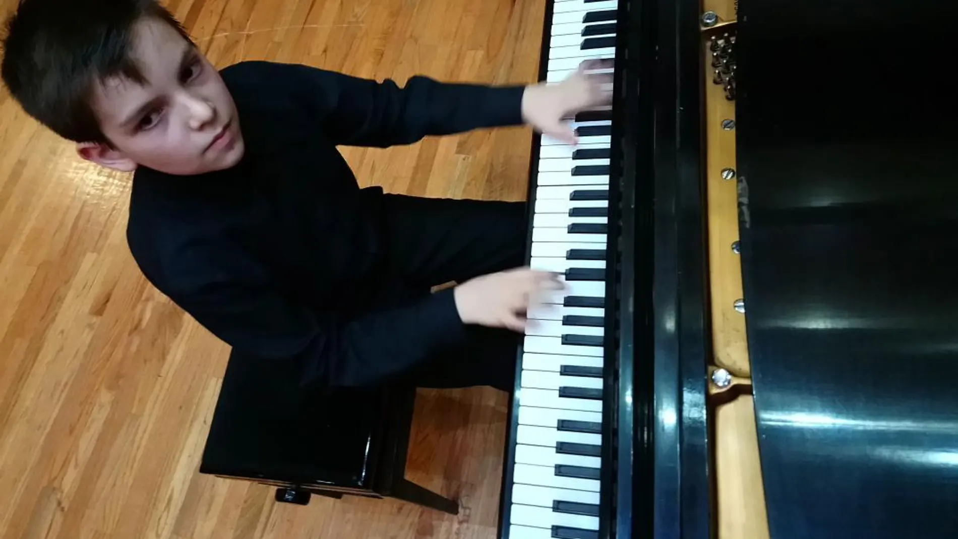 El niño Mateo toca el piano el pasado viernes, 27 de julio de 2018, en el Instituto Superior de Música, en el estado de Veracruz (México). EFE/Miguel Victoria