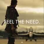 En el tuit, Cruise colgó una foto en la que aparece caracterizando a Maverick y mirando su F-14A Tomcat. Foto: Twitter Tom Cruise.
