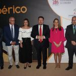 Representantes de las tres granjas de Castilla y León premiadas junto a Rodrigo Sánchez, Isabel Ambrosio y Josep María Monfort