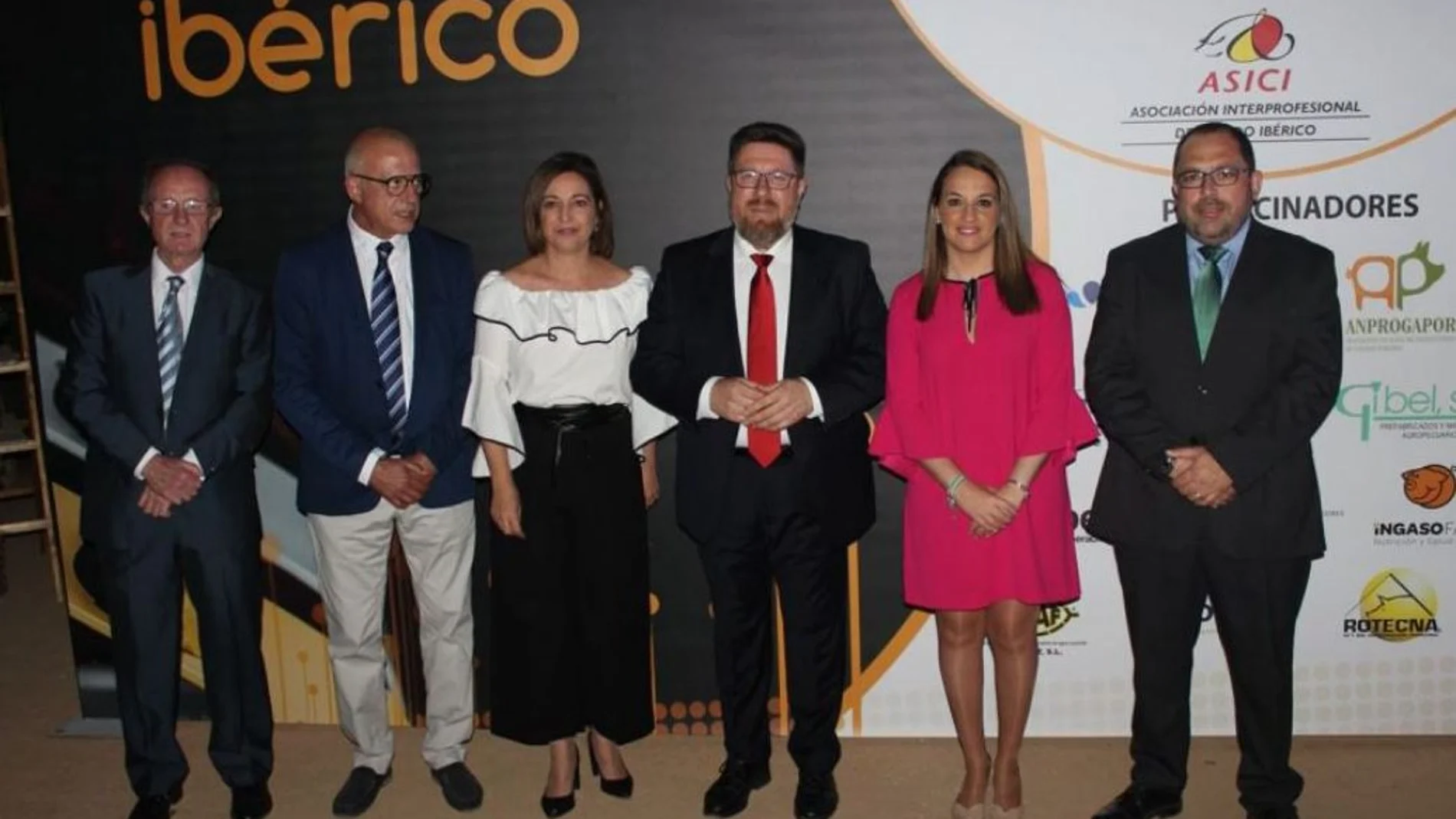 Representantes de las tres granjas de Castilla y León premiadas junto a Rodrigo Sánchez, Isabel Ambrosio y Josep María Monfort