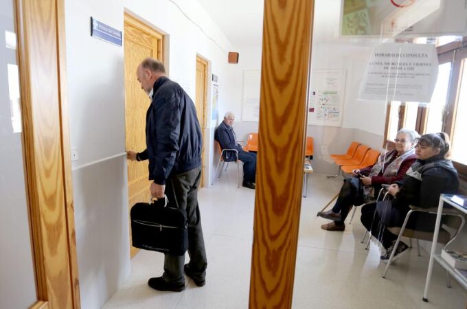 Un médico de familia llega a su consulta en la localidad vallisoletana de Viloria del Henar, donde varios pacientes le esperan para ser atendidos