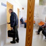 Un médico de familia llega a su consulta en la localidad vallisoletana de Viloria del Henar, donde varios pacientes le esperan para ser atendidos