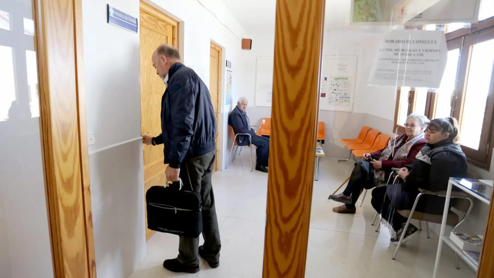 Un médico de familia llega a su consulta en la localidad vallisoletana de Viloria del Henar, donde varios pacientes le esperan para ser atendidos