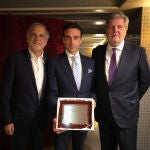 Imagen del acto de entrega al que asistieron Enrique Ponce y el Ministro de Cultura Méndez de Vigo FOTO: Toromedia