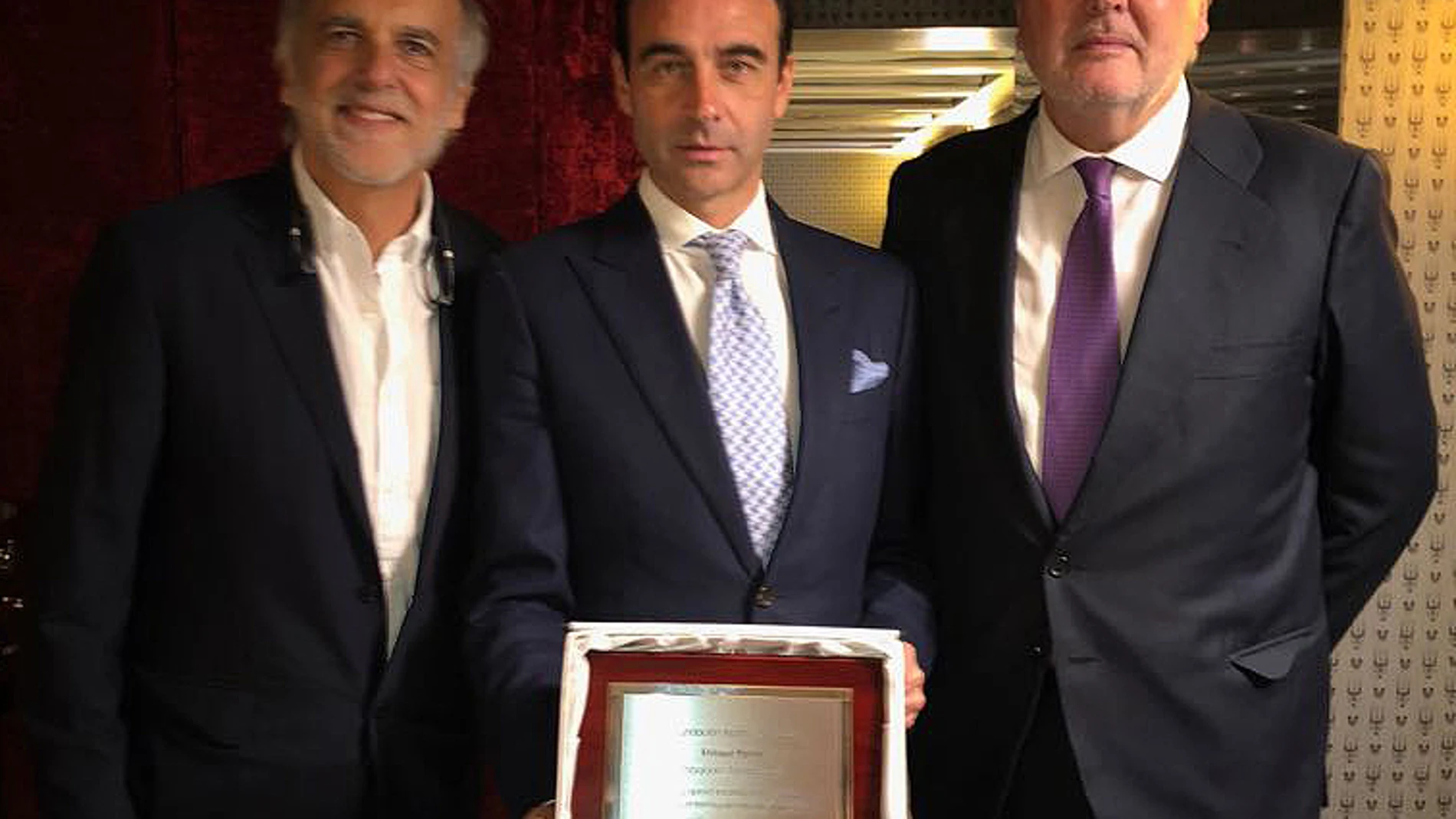 Imagen del acto de entrega al que asistieron Enrique Ponce y el Ministro de Cultura Méndez de Vigo FOTO: Toromedia