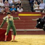 Varea ante el segundo de su lote, un toro de banderillas negras / EFE