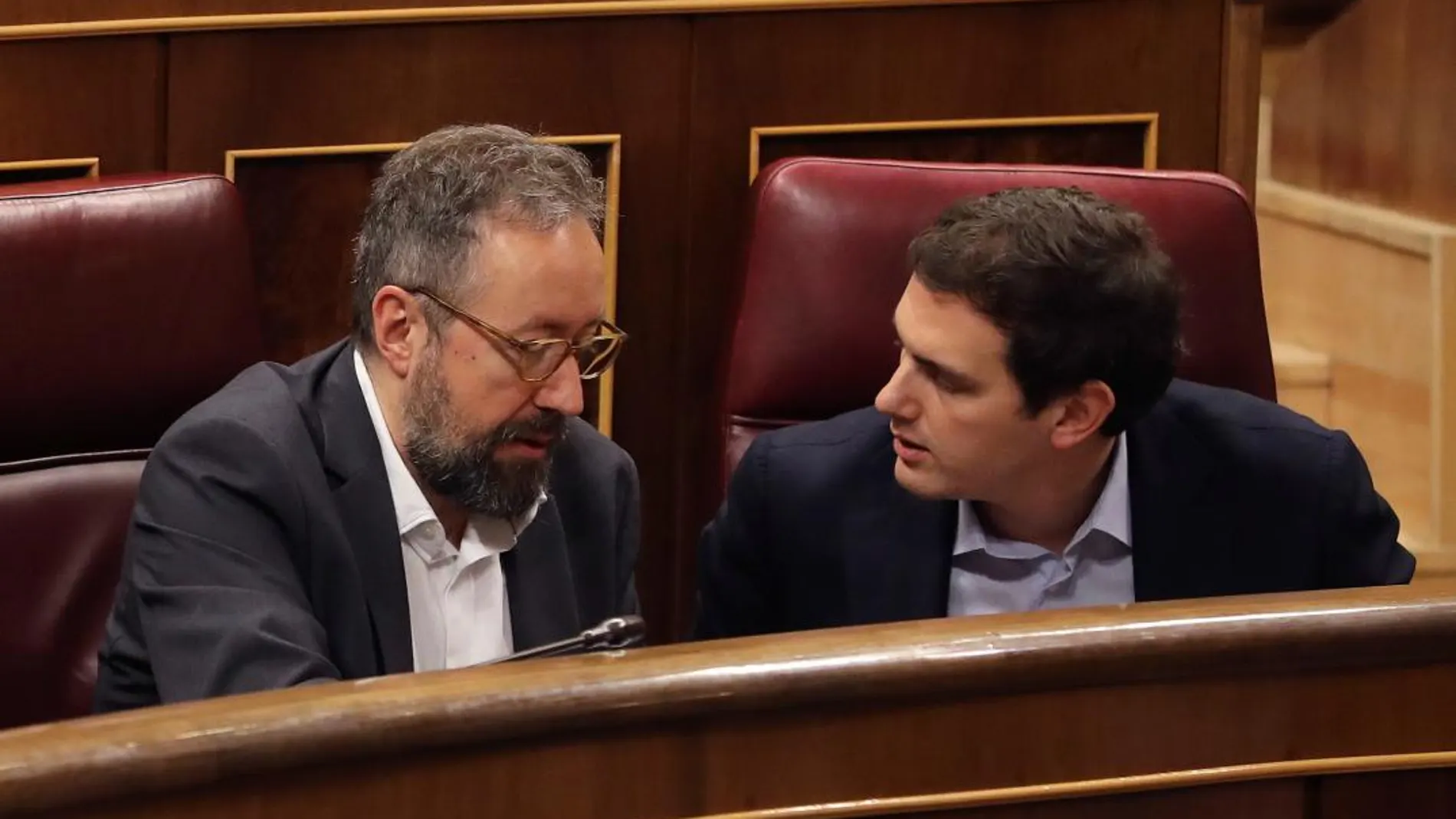 El líder de Ciudadanos, Albert Rivera (d), conversa con el portavoz parlamentario de Ciudadanos, Juan Carlos Girauta. Efe