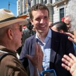 El presidente del Partido Popular, Pablo Casado, durante su recorrido por las calles de la capital abulense antes de la reunión de la Junta Directiva del PP de Ávila / Efe