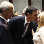 Pedro Sánchez saluda a la presidenta del Congreso de los Diputados, Ana Pastor, en presencia del jefe de Gobierno de Andorra, Antoni Martí/Foto: Efe