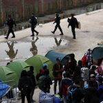 La policía evacuó hoy los dos grandes campamentos de inmigrantes que quedaban en el interior de París