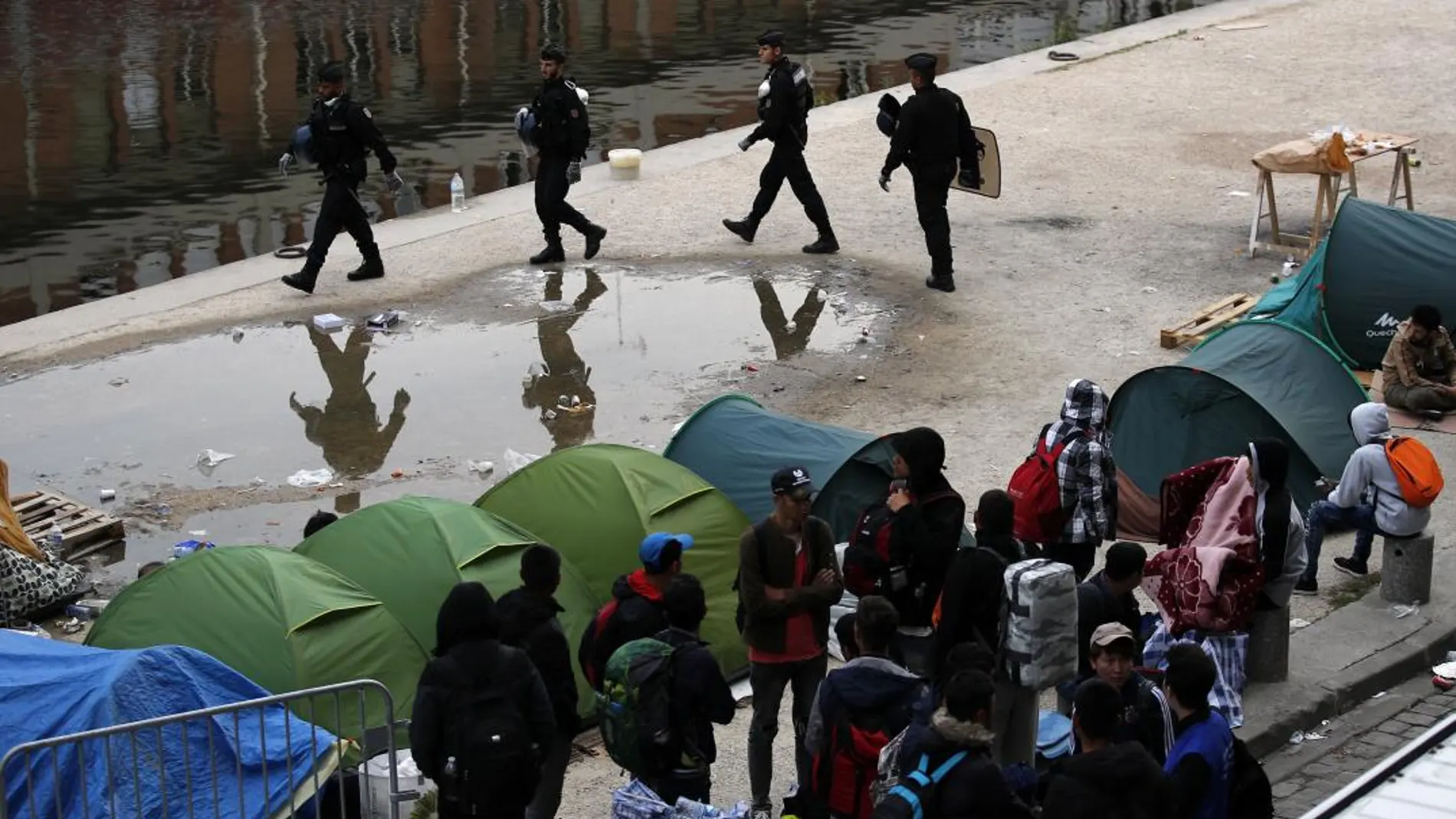 La policía evacuó hoy los dos grandes campamentos de inmigrantes que quedaban en el interior de París