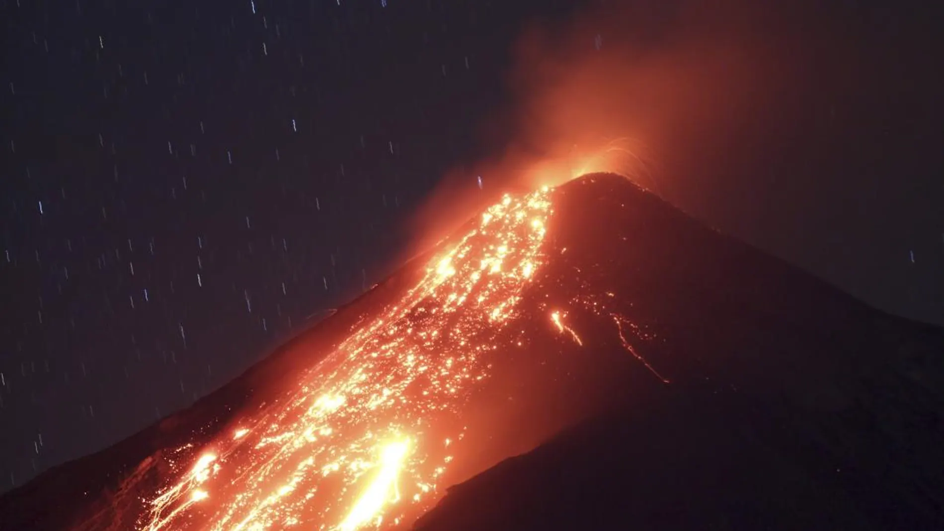 El volcán de Fuego, situado unos 50 kilómetros al oeste de la capital de Guatemala/Foto: Efe