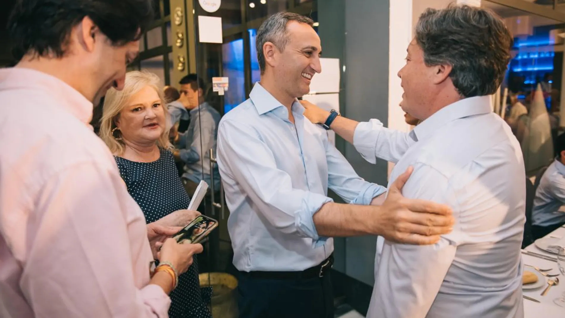 Kike Taberner/ La cena del grupo de campaña de Pablo Casado, en la que iban a participar 20 personas, acabó sumando a 200 personas y contó con la presencia del presidente de la Diputación de Alicante, César Sánchez, el de la gestora de Valencia, Luis Santamaría, el diputado autonómico Vicente Betoret, la diputada nacional, Belén Hoyo y el senador, Pedro Agramunt, entre otros.