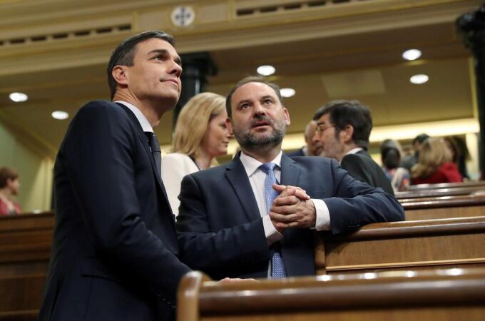 El secretario general del PSOE Pedro Sánchez y el secretario general de organización José Luis Ábalos / Efe
